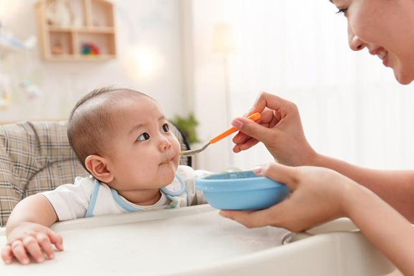 什么时候可以给宝宝加辅食？辅食添加要避开这8种情况(图3)