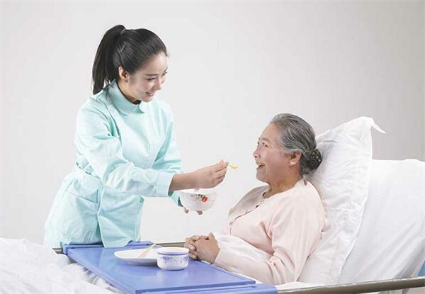 照顾老人保姆的职责与义务(图2)